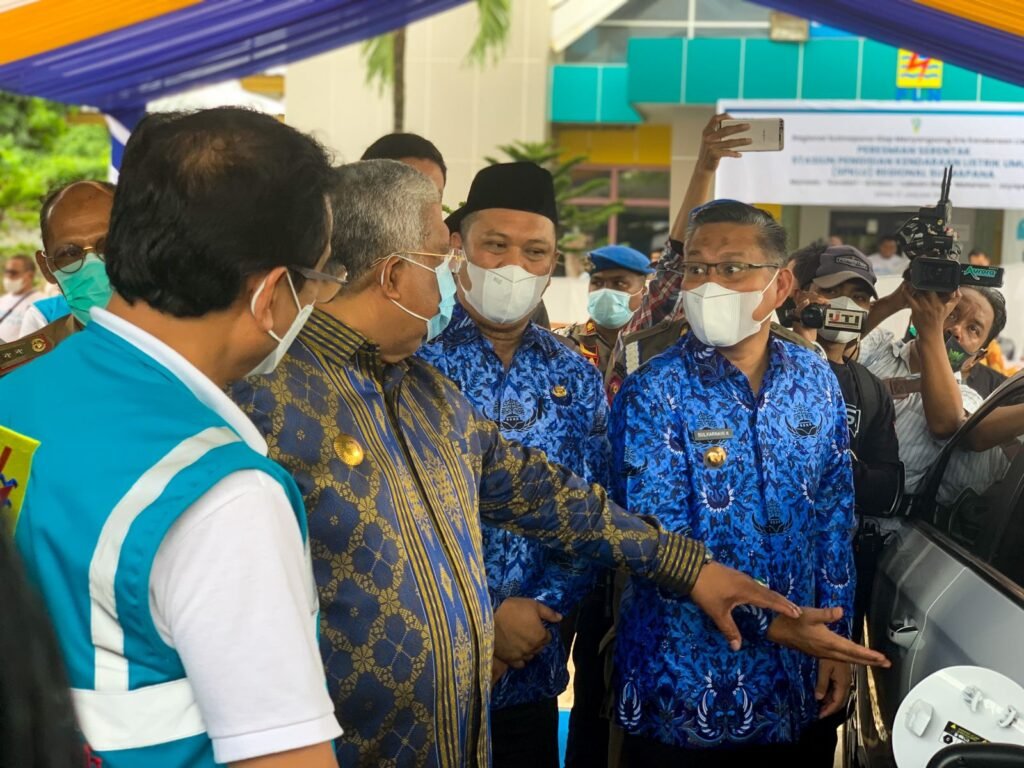 Gubernur Sultra, GM PLN Sulselrabar, Wali Kota Kendari, Bupati Konut saat peresmian SPKLU PLN Rayon Wuawua. Foto: Nasrun Katingka/Kendariinfo. (17/1/2022).