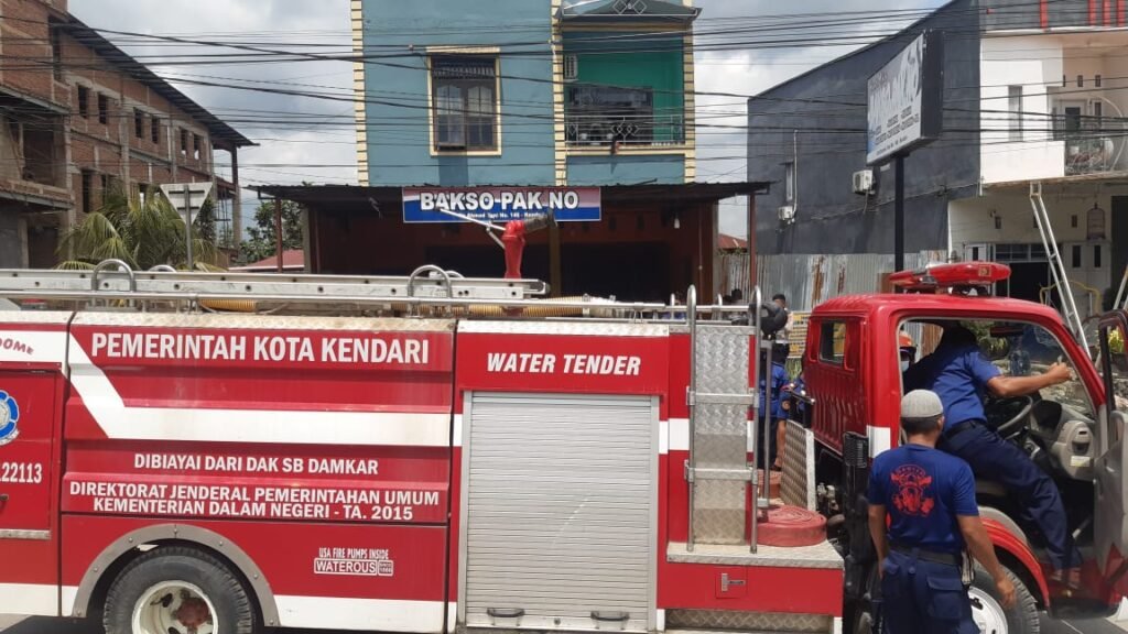 Mobil Pemadam Kebakaran (Damkar) diterjunkan untuk memadamkan kebakaran di Warung Bakso Pak No yang berlokasi di Jenderal Ahmad Yani, Kelurahan Mataiwoi, Kecamatan Wuawua, Kota Kendari, Sulawesi Tenggara (Sultra).