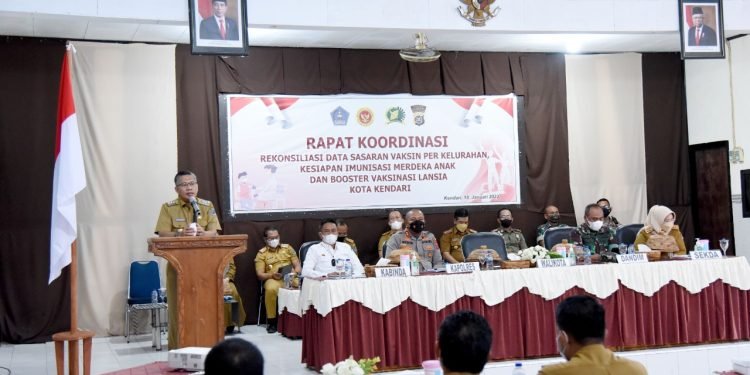Wali Kota Kendari, Sulkarnain Kadir saat rakor persiapan vaksinasi anak dan booster lansia. Foto: Diskominfo Kota Kendari. (18/1/2022).