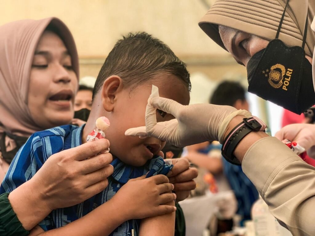 Siswa SDN 2 Kendari saat menerima suntikan vaksinasi Covid-19 untuk anak. Foto: Nasrun Katingka/Kendariinfo. (19/1/2022).