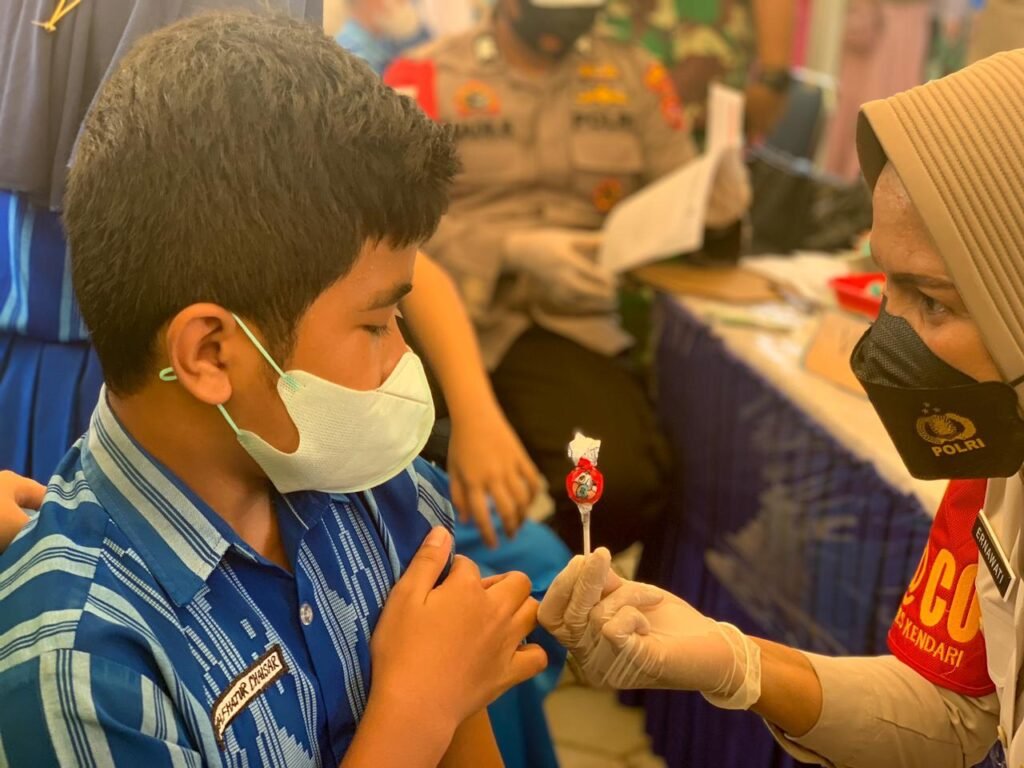 Siswa SDN 2 Kendari saat menerima suntikan vaksinasi Covid-19 untuk anak. Foto: Nasrun Katingka/Kendariinfo. (19/1/2022).