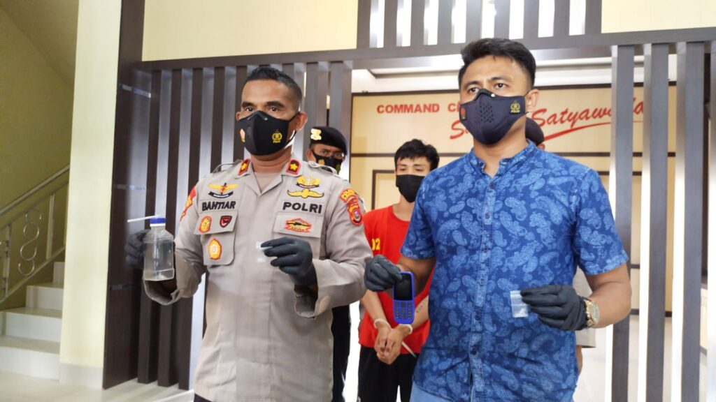 Kompol Bahtiar (kiri) dalam konferensi pers penangkapan pelaku.