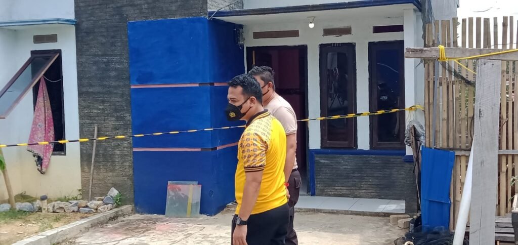 Kepolisian melakukan olah TKP penemuan jasad pria di BTN Griya Asri Perdana, Kota Kendari.