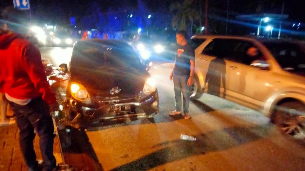 Mobil yang menabrak gerobak kakek pemulung.
