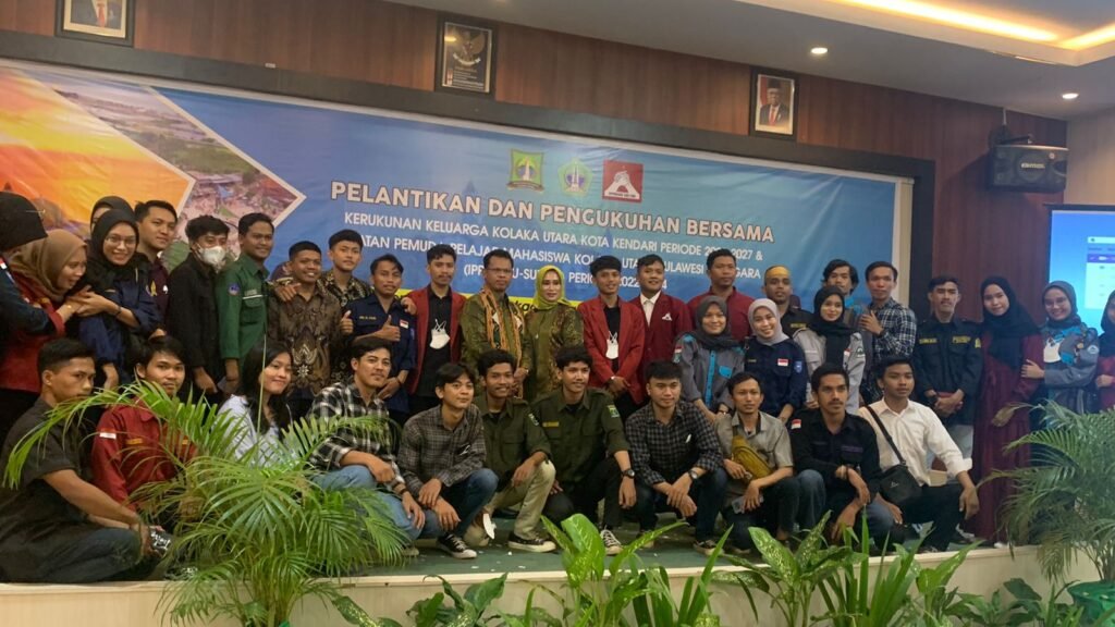 Sesi foto bersama Pelantikan Ikatan Pemuda Pelajar Mahasiswa Kolaka Utara Sulawesi Tenggara (IPPMAKU-SULTRA) periode 2022 - 2024 dirangkaikan dengan pengukuhan Kerukunan Keluarga Kolaka Utara (K3U) Kota Kendari periode 2022 - 2027 di Hotel Azizah Kendari.