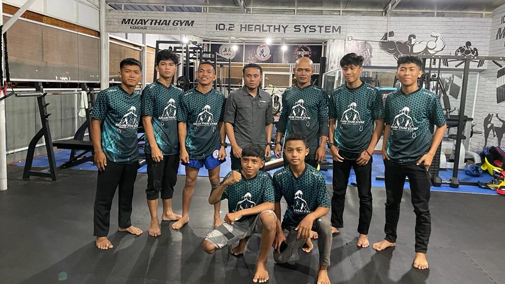 8 atlet muay thai dan Ketua Muay Thai Kendari, Afdhal (tengah) yang ikut bertanding di Kejuaraan Nasional (Kejurnas) Pelajar Mahasiswa ke-II dan Liga Nasional (Liganas) Muaythai seri ke-14.