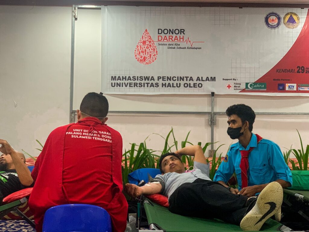 Kegiatan donor darah oleh Mahacala UHO bekerja sama dengan UDD PMI Sultra di Hotel Zahra Syariah, Kendari, Sultra.