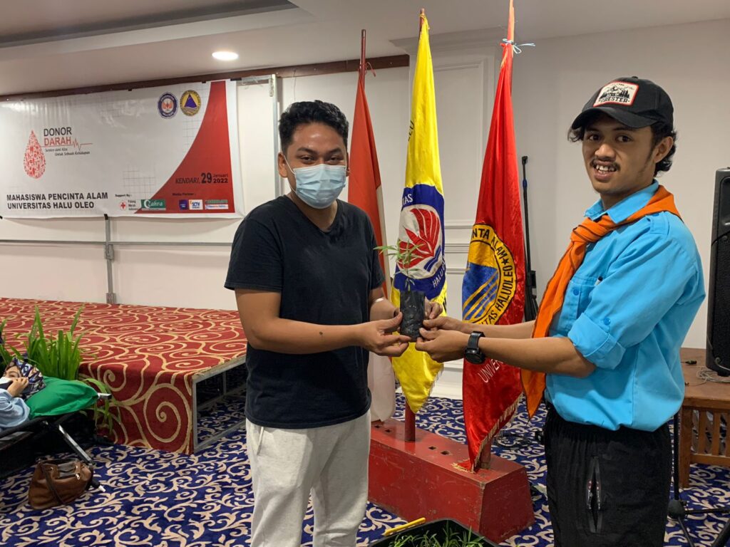 Penyerahan bibit tanaman kepada pendonor oleh  Mahacala UHO. 
