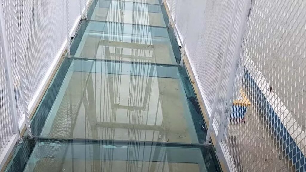 Bagian dalam jembatan kaca. Foto: Istimewa.