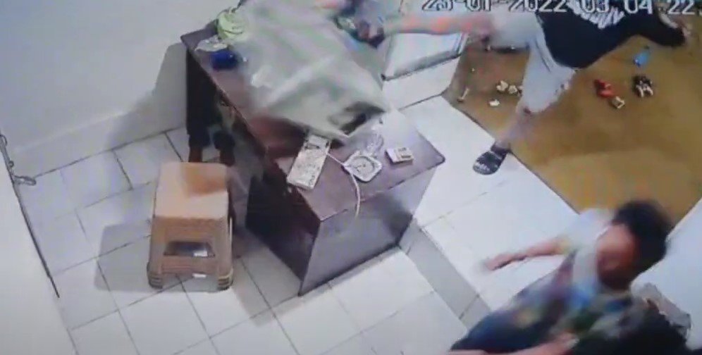 Salah satu pelaku menendang lemari di tempat rental PS. Foto: Tangkapan layar.