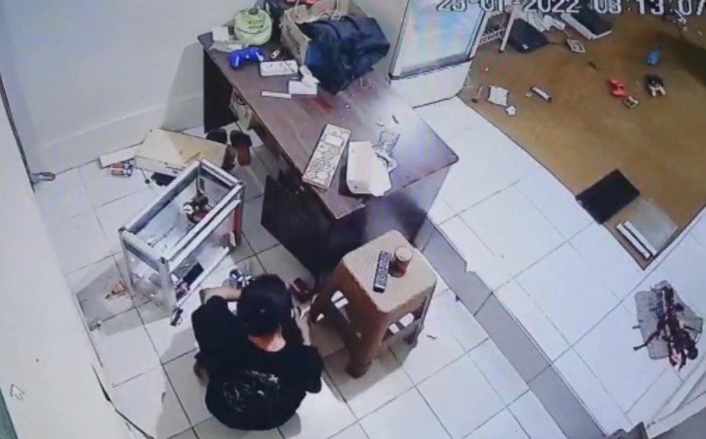 Penyerangan tempat rental PS tertangkap CCTV. Foto: Tangkapan layar.