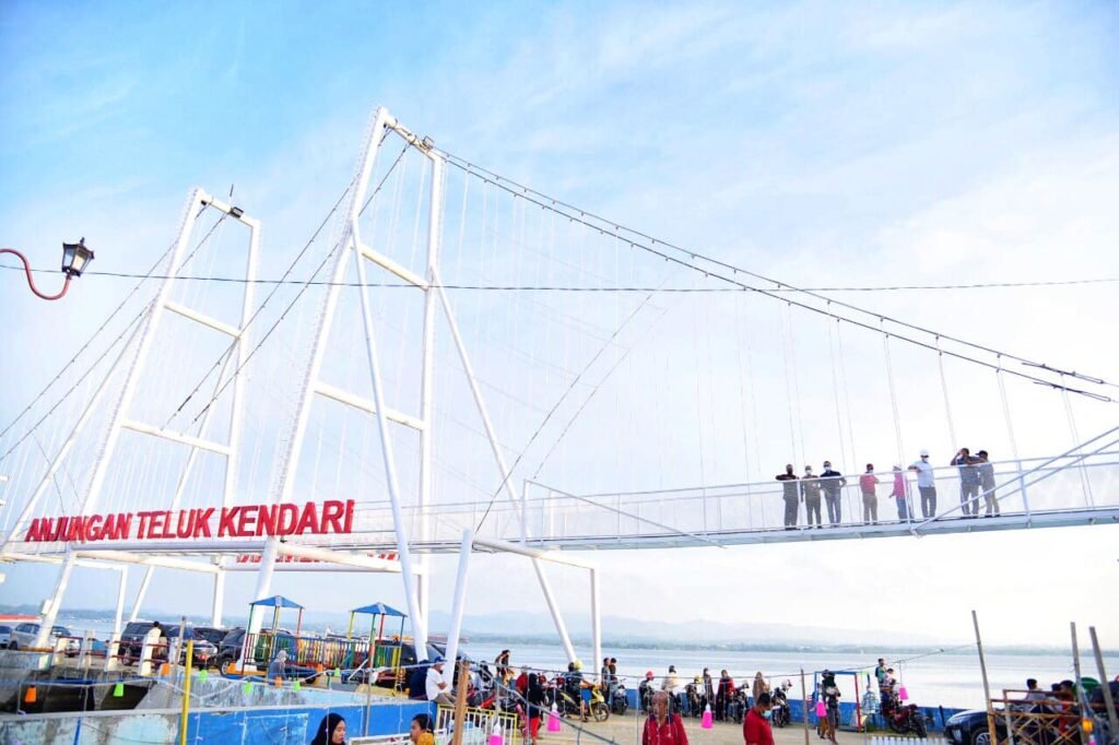 Jembatan kaca yang terletak di Tambat Labuh Kendari.