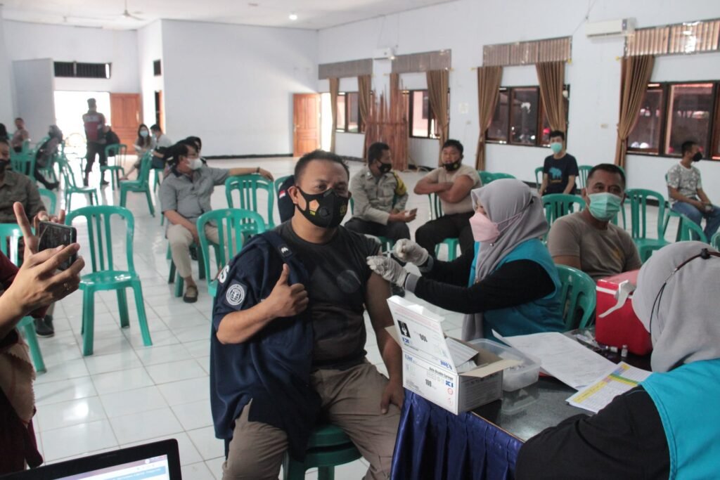 Personel Polres Baubau jalani vaksinasi booster. Foto: Istimewa.
