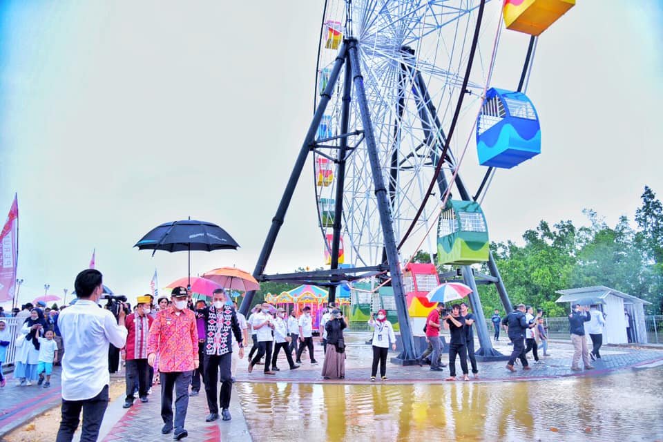 Wahana Bermain dan Anjungan Teluk Kendari Diresmikan oleh Wali Kota Sulkarnain Wahana Bermain dan Anjungan Teluk Kendari Diresmikan oleh Wali Kota Sulkarnain