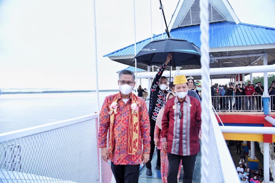 Wali Kota Kendari, Sulkarnain Kadir berdiri di jembatan kaca yang terletak di kawasan Tambat Labuh, Kota Kendari.