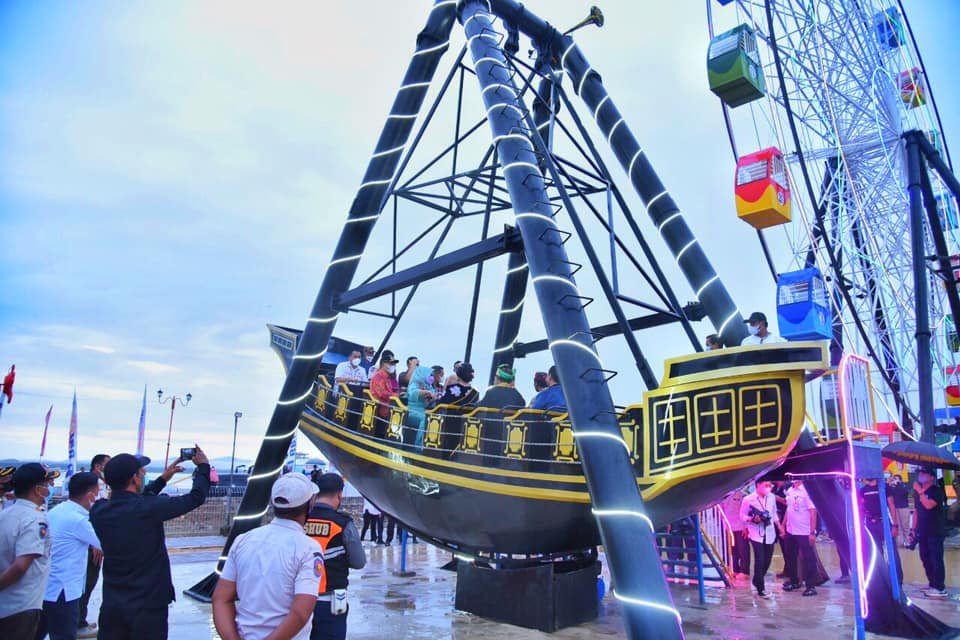 Wahana kora-kora di kawasan Tambat Labuh, Kota Kendari.