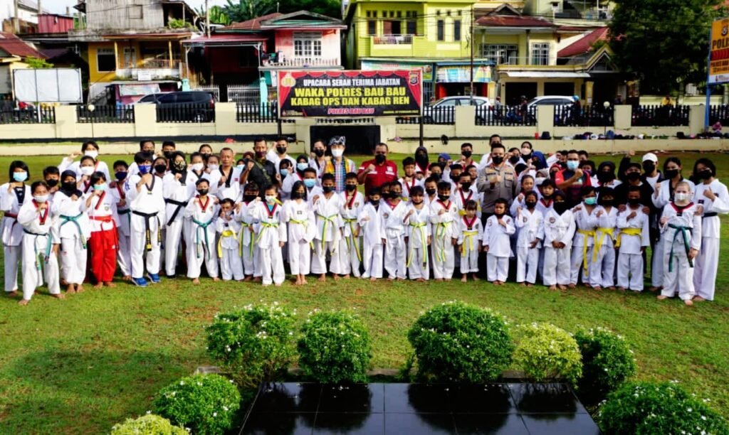 Pelaksana tugas (Plt.) Wali Kota Baubau, La Ode Ahmad Monianse (baju merah) menghadiri penyerahan penghargaan Special Award Winner Taekwondo UCC Contest di Polres Baubau.