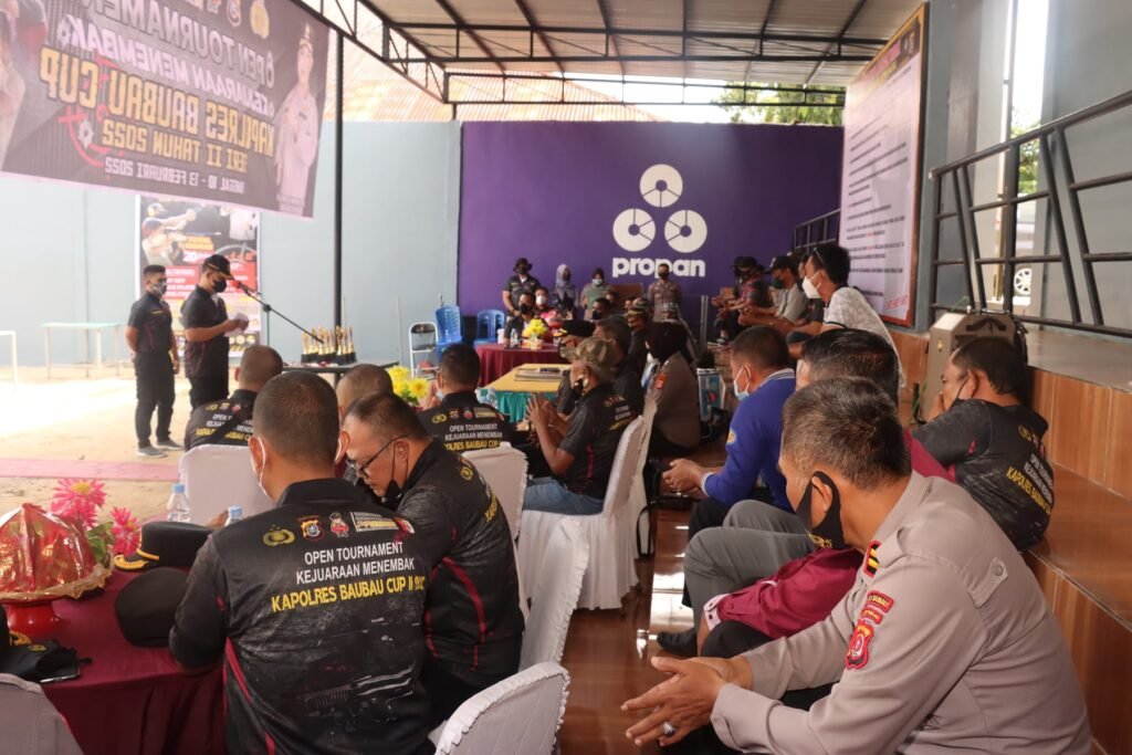Kapolres Baubau, AKBP Erwin Pratomo membuka Open Tournament Kejuaraan Menembak Kapolres Bau Bau Cup Seri II Tahun 2022 di lapangan tembak Endra Dharmalaksana Polres Baubau.