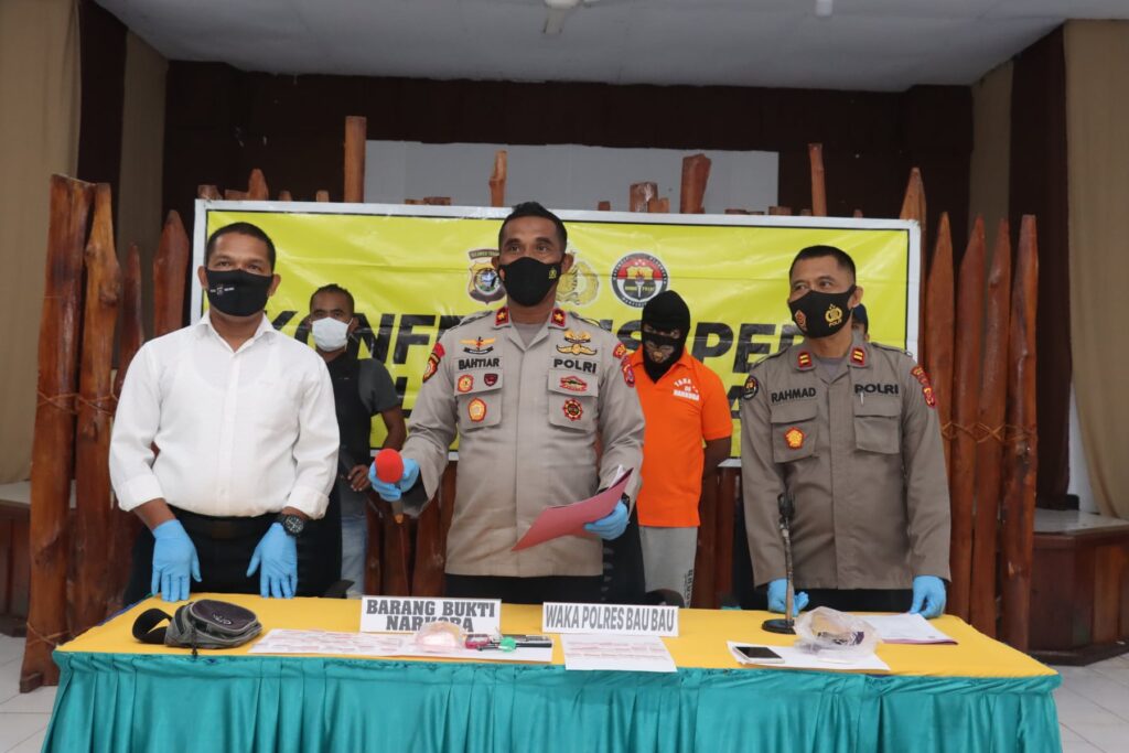 Waka Polres Baubau, Kompol Bahtiar saat melakukan konferensi pers terkait dua pengedar sabu-sabu di Baubau.