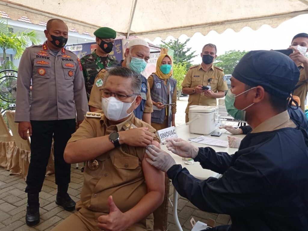 Wali Kota Kendari, Sulkarnain Kadir divaksin booster.