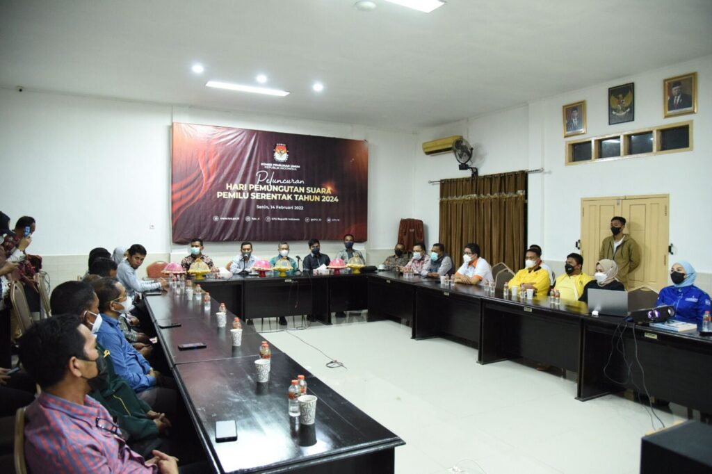 Wali Kota Kendari, Sulkarnain Kadir (batik hijau) mengikuti peluncuran hari pemungutan suara pemilihan umum (Pemilu) serentak tahun 2024 di Kantor KPU Kota Kendari.