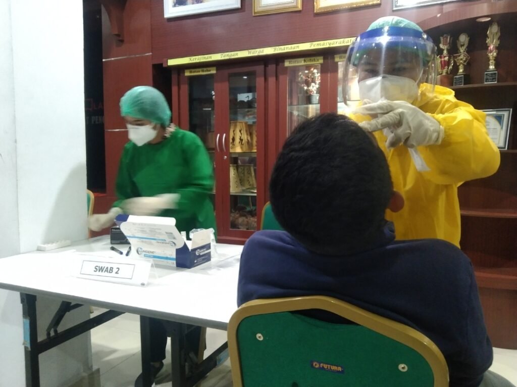 Pegawai Kanwil Kemenkumham Sultra dites swab antigen.