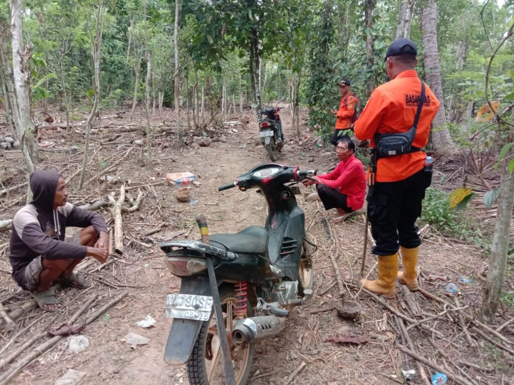 Proses pencarian korban yang hilang di Hutan Desa Wiawia, Kecamatan Polia Polia, Kabupaten Kolaka Timur (Koltim). Foto: Istimewa.