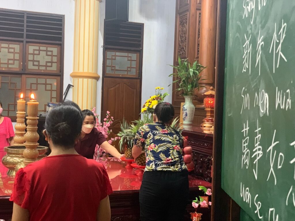  Jemaat Vihara Eka Dharma Kendari melakukan kebaktian di malam Tahun baru Imlek 2022. Foto: Nasrun Katingka/Kendariinfo. (31/1/2022).