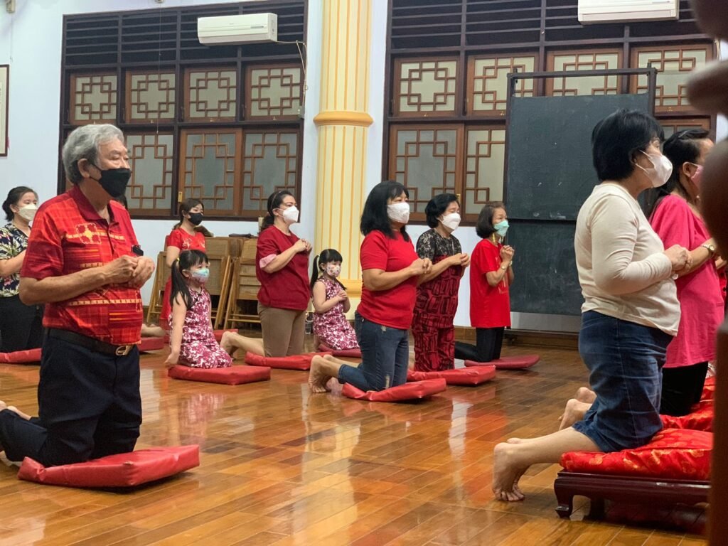 Doa bersama diakhir kebaktian malam Tahun Baru Imlek 2022. Foto: Nasrun Katingka/Kendariinfo. (31/1/2022).
