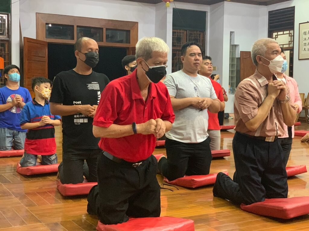 Doa bersama diakhir kebaktian malam Tahun Baru Imlek 2022. Foto: Nasrun Katingka/Kendariinfo. (31/1/2022).