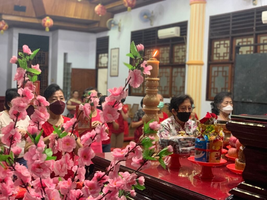 Doa bersama diakhir kebaktian malam Tahun Baru Imlek 2022. Foto: Nasrun Katingka/Kendariinfo. (31/1/2022).