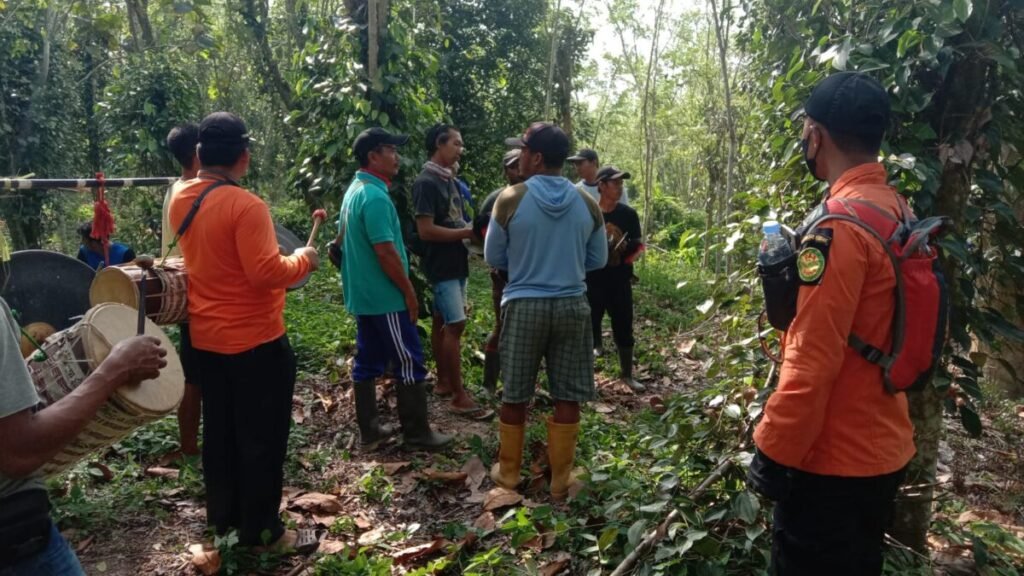 Tim SAR Gabungan saat melakukan pencarian korban yang hilang di Hutan Desa Wiawia, Kecamatan Polia Polia, Kabupaten Kolaka Timur (Koltim). 