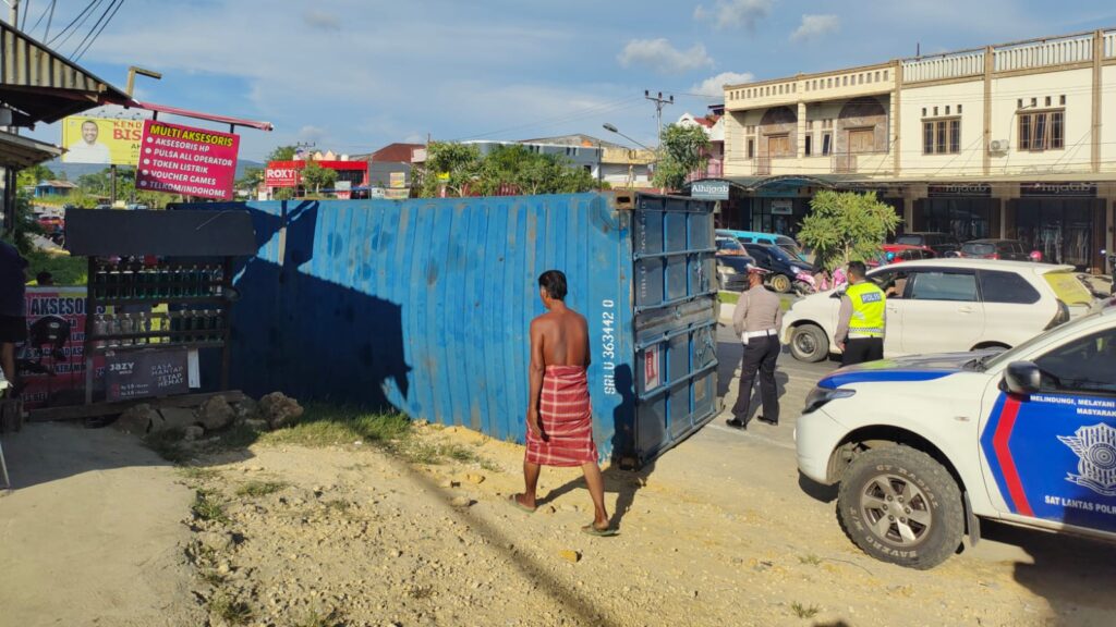 Truk kontainer NRKB dengan nomor polisi (nopol) L 9102 UG terbalik di dekat Jembatan Pasar Baru, Kota Kendari.