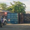 Truk Kontainer Terbalik di Dekat Jembatan Pasar Baru Kendari