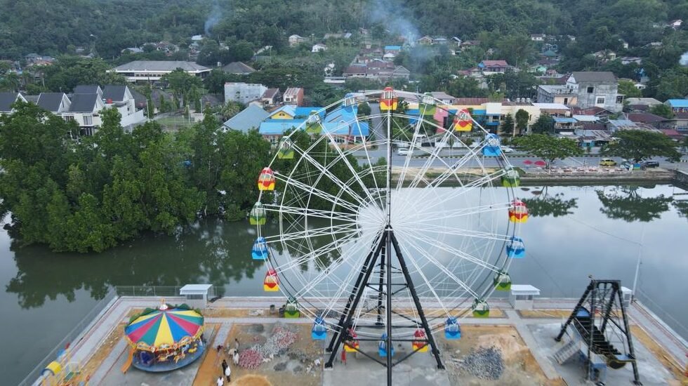 Wahana bermain kora – kora, bianglala, dan komedi putar di kawasan Tambat Labuh, Kota Kendari.