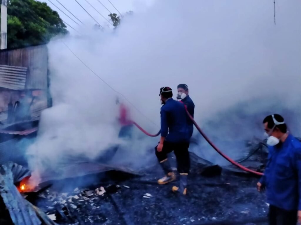 Petugas Damkar saat usai memadamkan kebakaran di Pasar Panjang Kendari. 