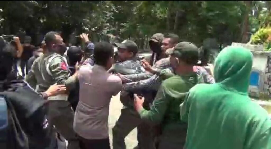 Jurnalis JPNN, La Ode Deden Saputra ditarik dan beberapa aparat nampak akan melayangkan pukulan