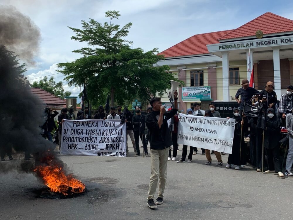 PD Aneka Usaha Kolaka Diduga Menambang Tanpa IPPKH, PSM Kolaka Gelar Demo PD Aneka Usaha Kolaka Diduga Menambang Tanpa IPPKH, PSM Kolaka Gelar Demo