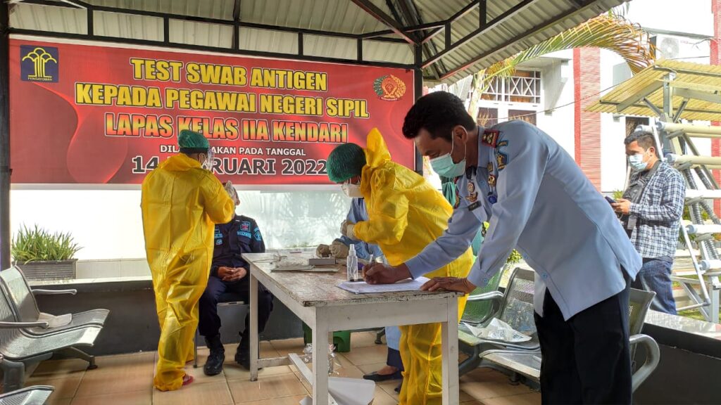 Pelaksanaan swab antigen di Lapas Kelas IIA Kendari.