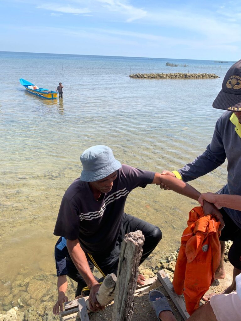 Evakuasi Daeng Alle (sebelah kiri), nelayan Konawe yang hilang di sekitar Pulau Labengki. Foto: Istimewa. (16/2/2022).