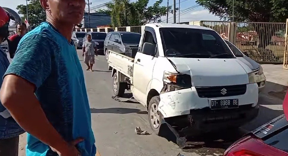 Mobil pick up Suzuki Mega Carry warna putih yang terlibat kecelakaan beruntun di Kendari.