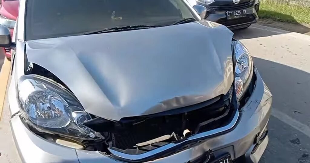 Mobil Honda Brio warna silver nopol DT 1239 DH yang terlibat kecelakaan beruntun di Kendari.