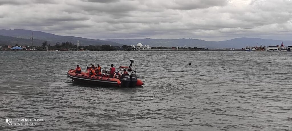 Tim Rescue Pos SAR Kolaka saat melakukan pencarian empat nelayan yang hilang di Pulau Lemo.
