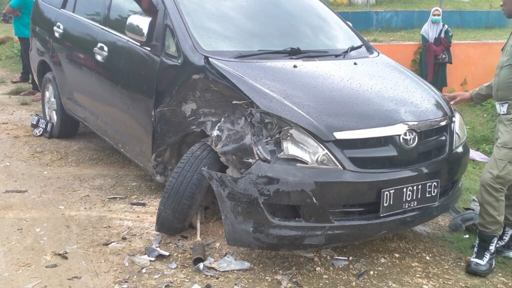 Mobil Toyota Inova warna hitam nopol DT 1611 EG yang terlibat kecelakaan di Muna Barat. 
