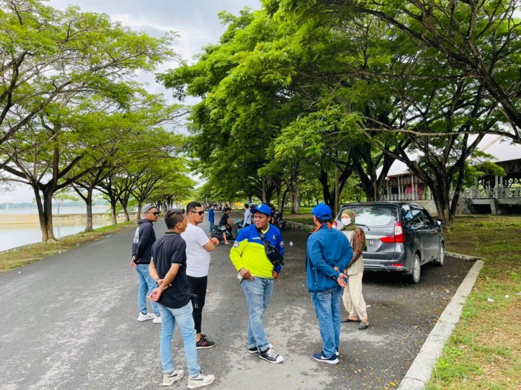 Pengecekan sirkuit oleh Bidang Roda Dua Ikatan Motor Indonesia (IMI) Provinsi Sulawesi Tenggara (Sultra).