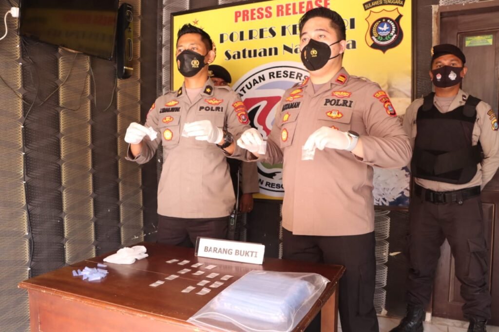Tim Satresnarkoba Polresta Kendari meringkus seorang pria berinisial RF (26) sebagai pengedar narkotika jenis sabu-sabu seberat 10,51 gram di Kendari.