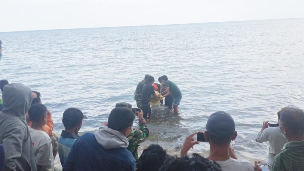 La Kabo (58), asal Desa Lantagi, Kecamatan Kulisusu, Kabupaten Buton Utara (Butur) saat dievakuasi usai ditemukan meninggal dunia.