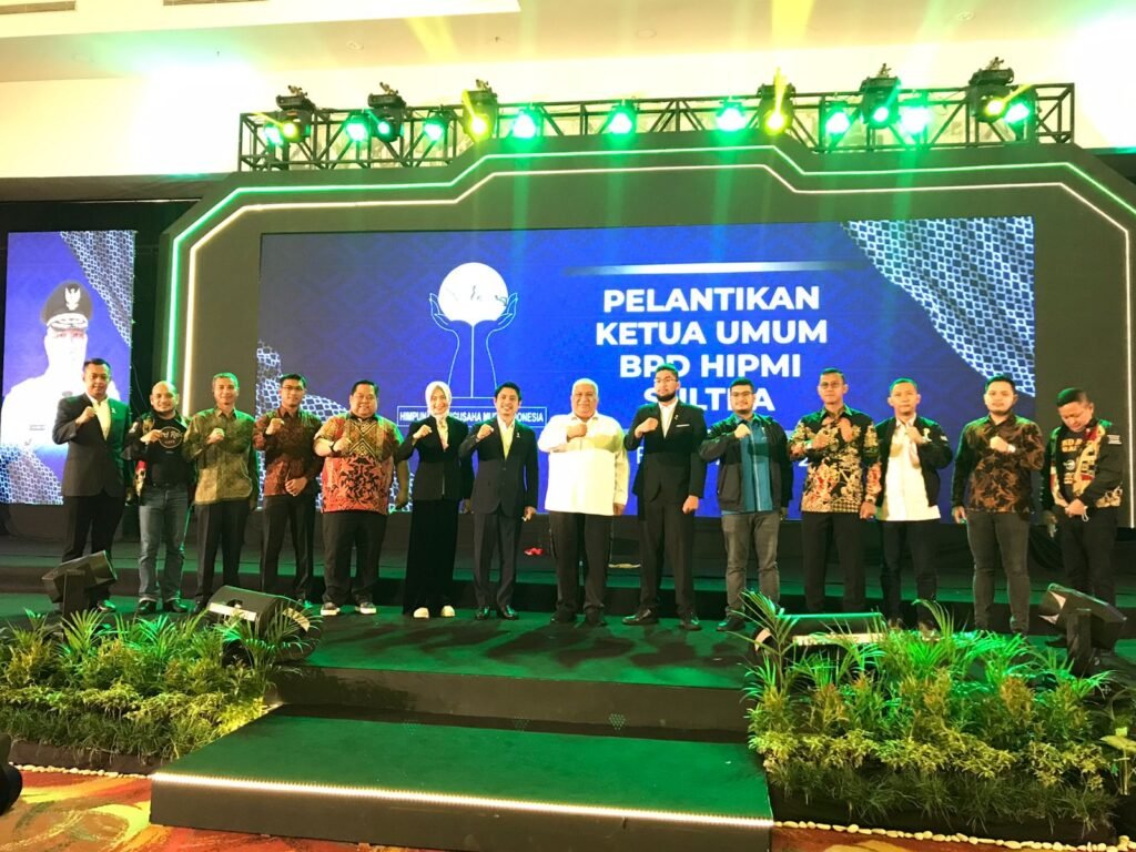 Foto bersama pelantikan Ketua Umum BPD HIPMI Sultra, Alvian Taufan Putra.