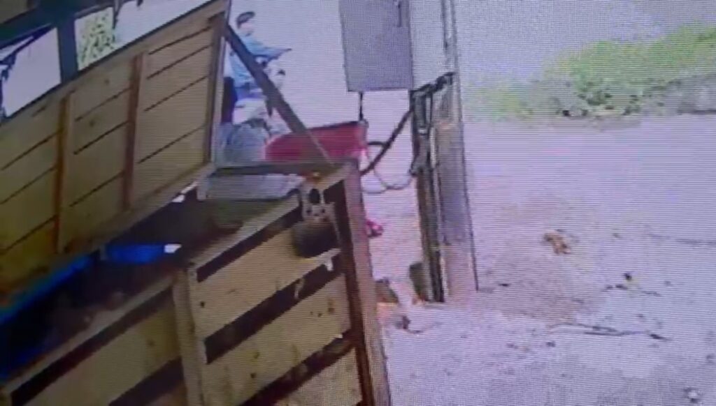 Cuplikan CCTV pencurian gerobak di Raja Kelapa Santan. Foto: Istimewa.