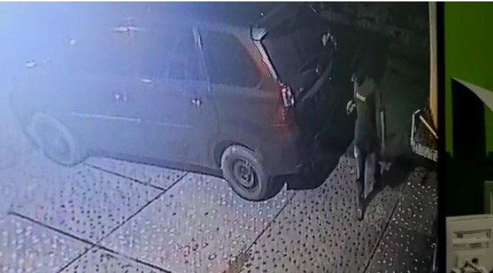 Pelaku pencurian di Jalan Sam Ratulangi yang tertangkap CCTV. Foto: Istimewa.